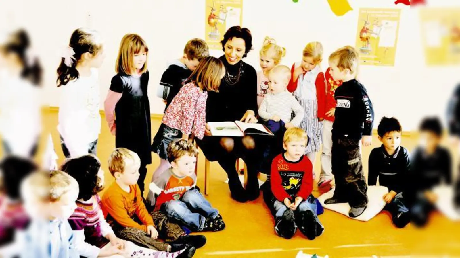 Vorgelesen zu bekommen ist für jedes Kind toll: Familienministerin Christine Haderthauer wurde von den Kleinen umringt.  (Foto: Föll)