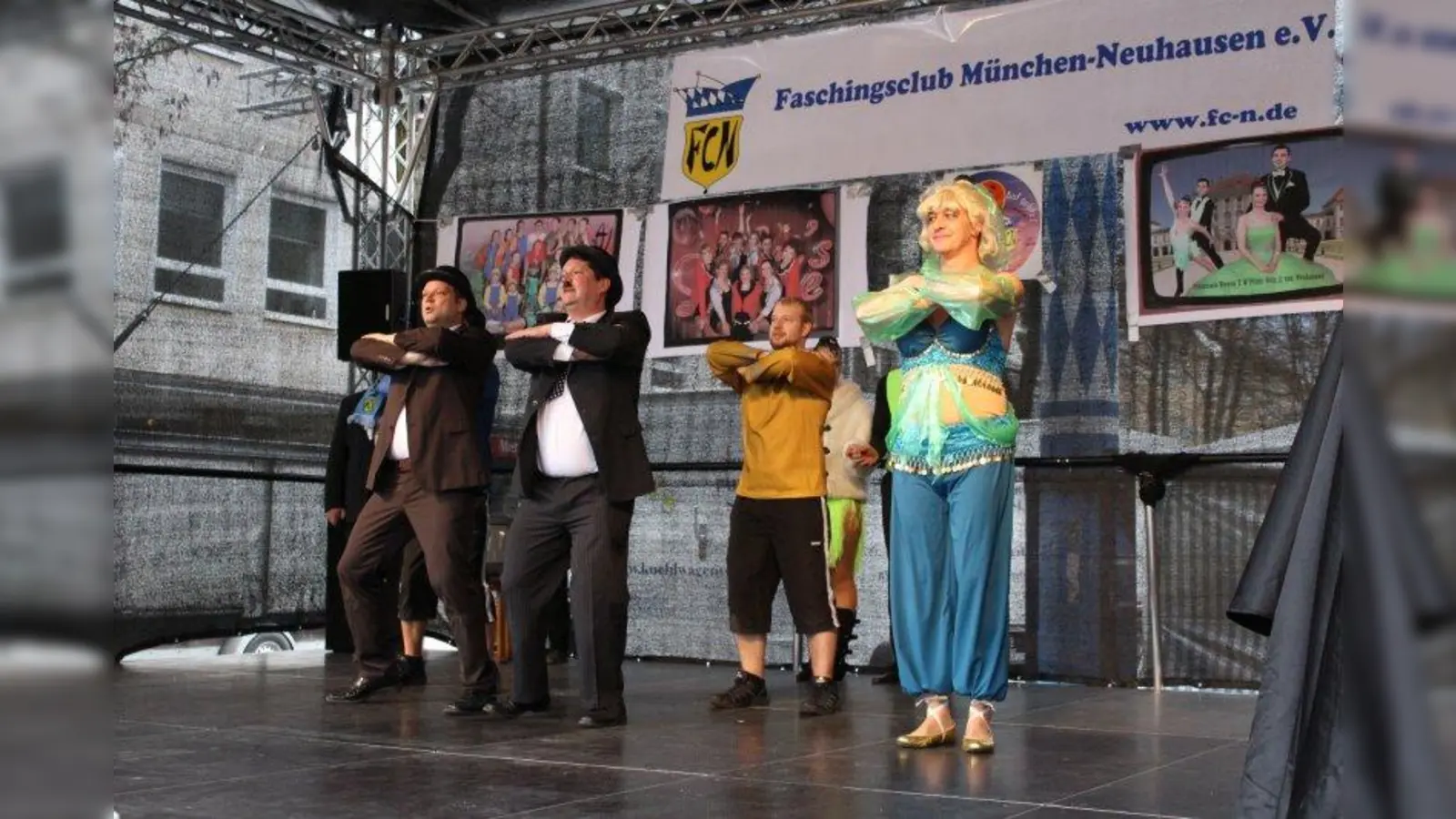 Zahlreiche Faschingsgesellschaften aus München und dem Umlang zeigen beim Faschingstreiben auf dem Rotkreuzplatz ihre aktuellen Programme. (Foto: sb)