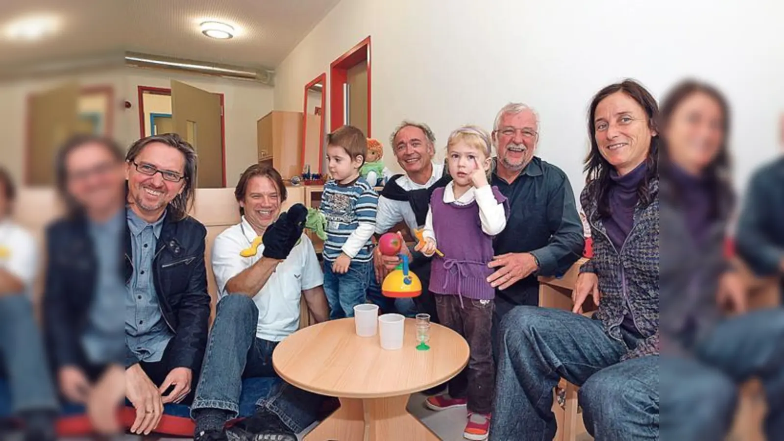 Von links: Architekt Guido Beckert, Leiter Ulrich Mertens, Doruk, KiBeG-Geschäftsführer Florian Fellheimer, Larissa, Bürgermeister Helmut Dworzak, KiBeG-Geschäftsf. Petra Federmann.   (Foto: Rammelsberger)