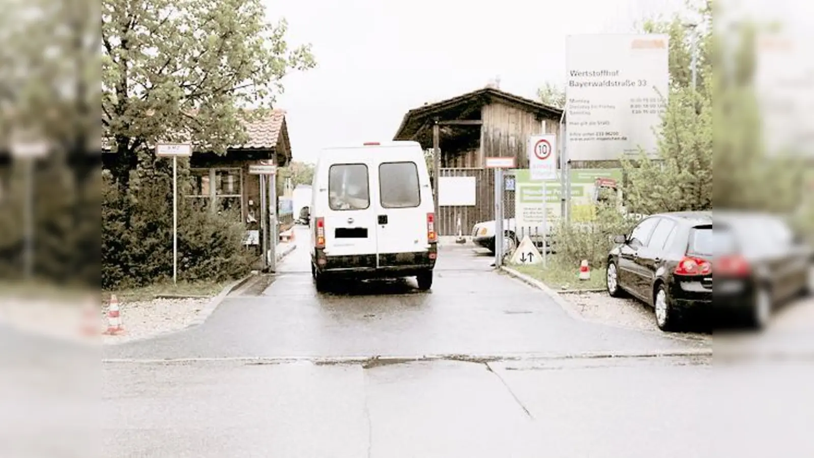 Die Zufahrt zum Wertstoffhof ist so eng, dass keine zwei Fahrzeuge aneinander vorbeikommen.  (Foto: aha)