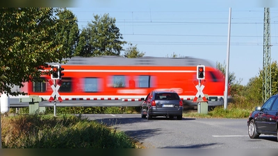 Eine unbekannte Person ist in Johanneskirchen von einem Zug getötet worden. (Symbolbild: Erich Westendarp/pixelio.de)