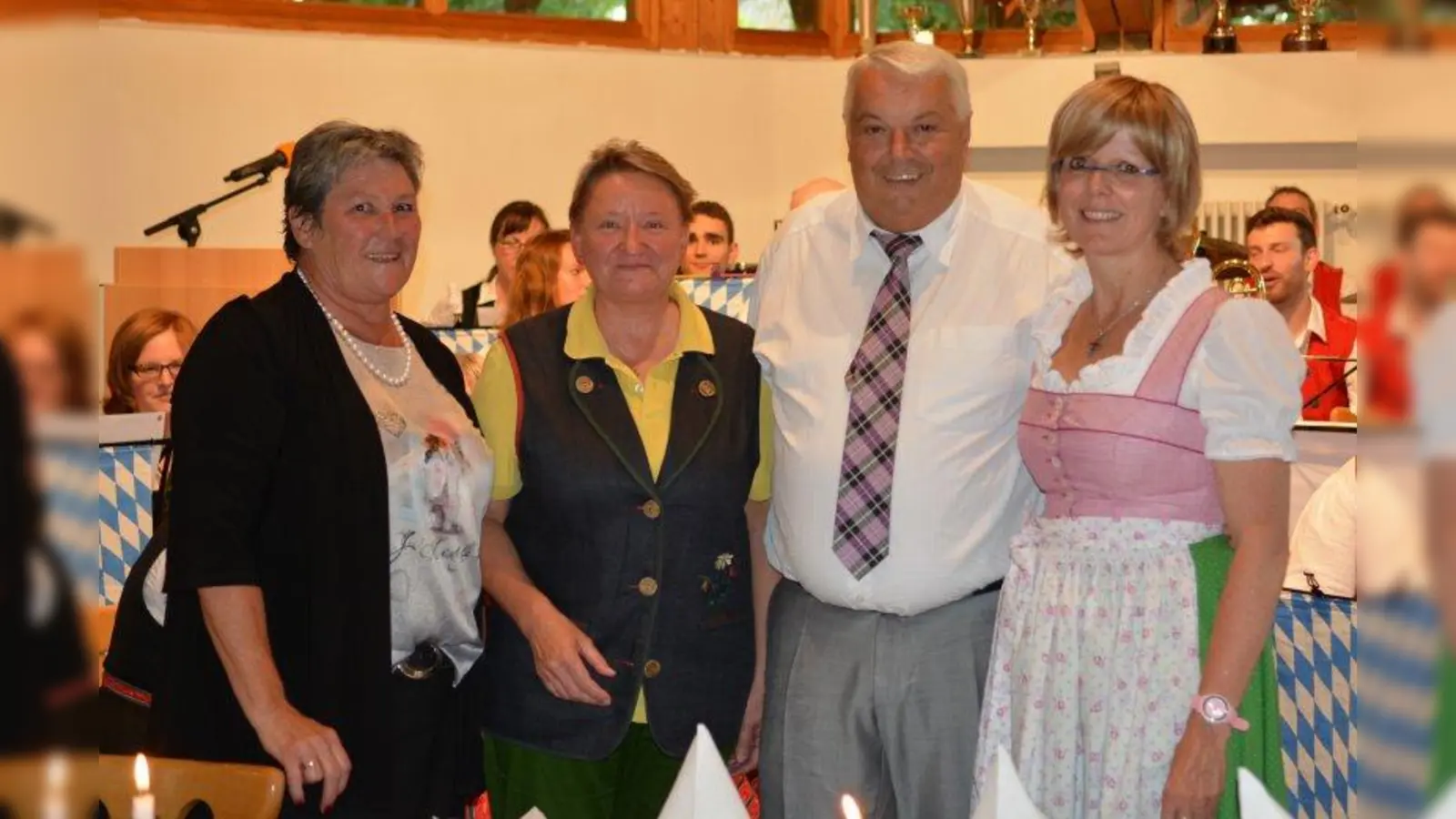 Sophie Westenthanner, Erste Bürgermeisterin Susanna Tausendfreund, Jürgen Westenthanner und Zweite Bürgermeisterin Cornelia Zechmeister (von links) feierten den Abschied des Pullacher Altbürgermeisters. (Foto: Gem)