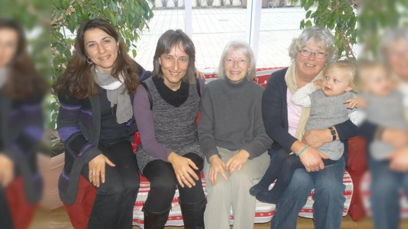Engagieren sich ehrenamtlich bei „Treff &amp; Tee” (v.l.): Leyla Bilecen, Ursula Kreh, Friedel Reimann und Maja Memberg mit Enkelin Mia. (Foto: tab)