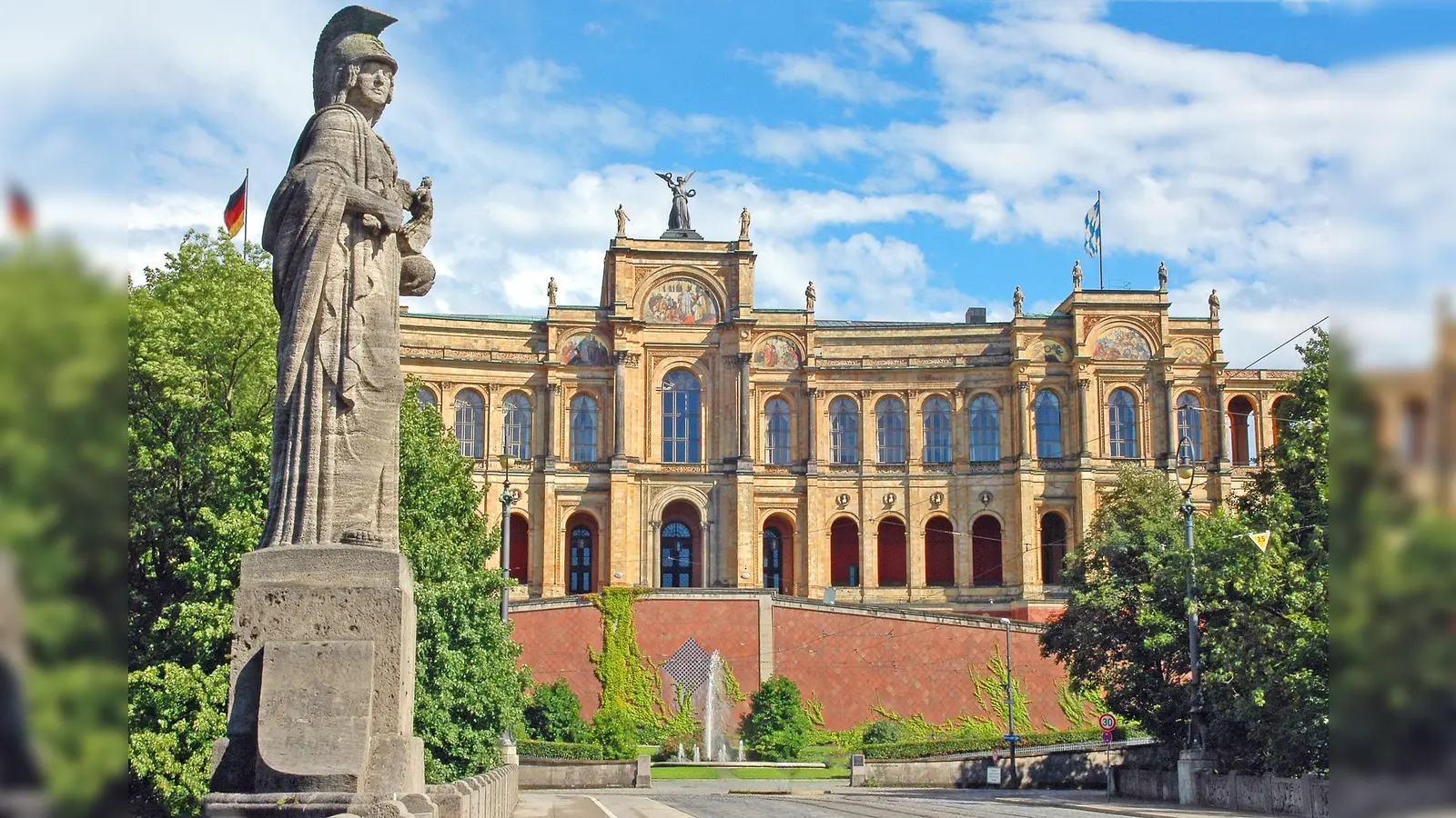 Die Tour geht unter anderem am Maximilianeum entlang. (Foto: Guido Radig/Wiki Commons/CC BY-SA 4.0)