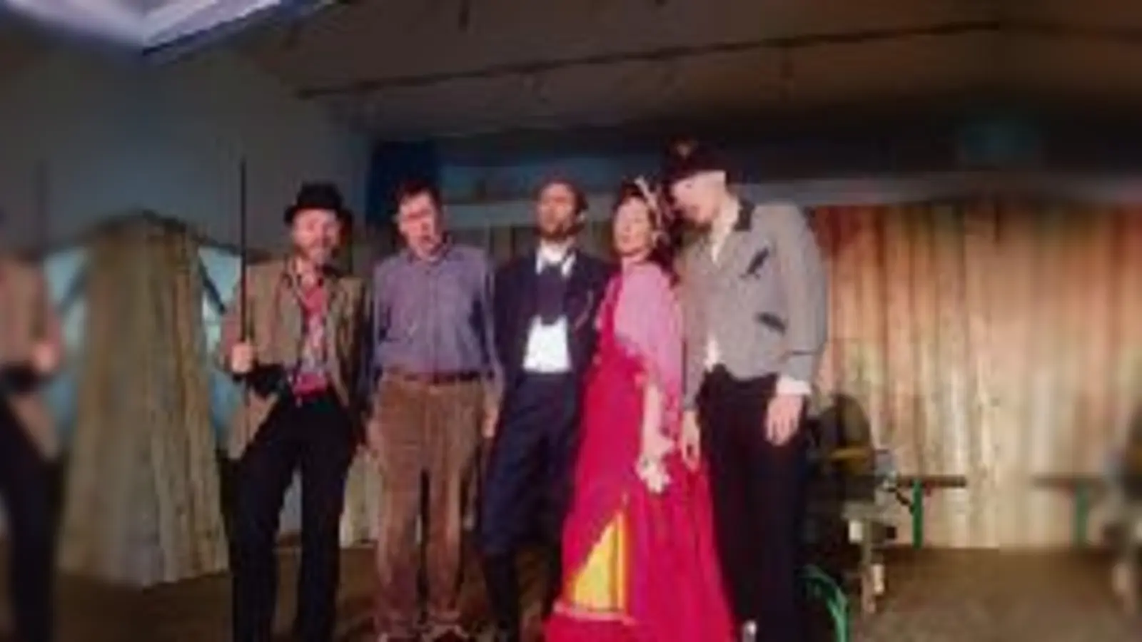 Die Darsteller der Gerhard Loew Bühne während eines Auftritts in dem Stück Kinipfingst.  (Foto: VA)