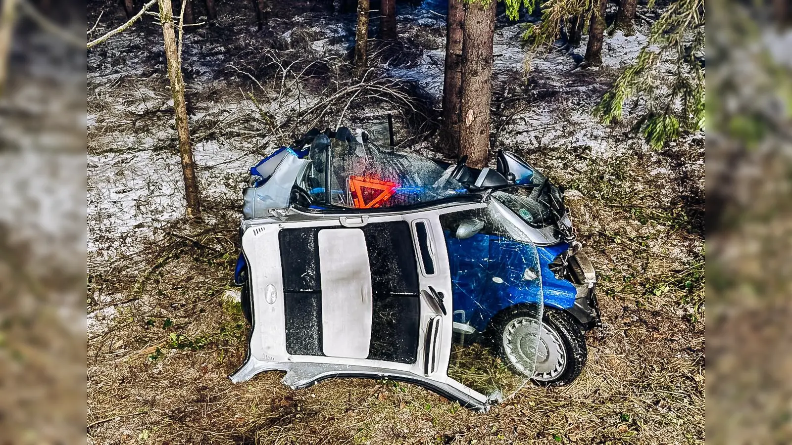 Der Smart prallte gegen einen Baum. (Foto: Kreisbrandinspektion Dachau)