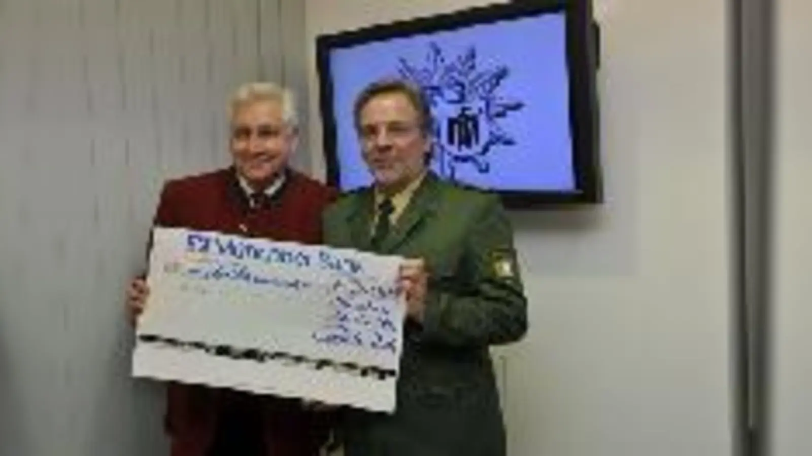 Enrico de Paruta und Robert Kopp mit dem vorgezogenen Weihnachtsgeschenk.	 (Foto: Polizei)