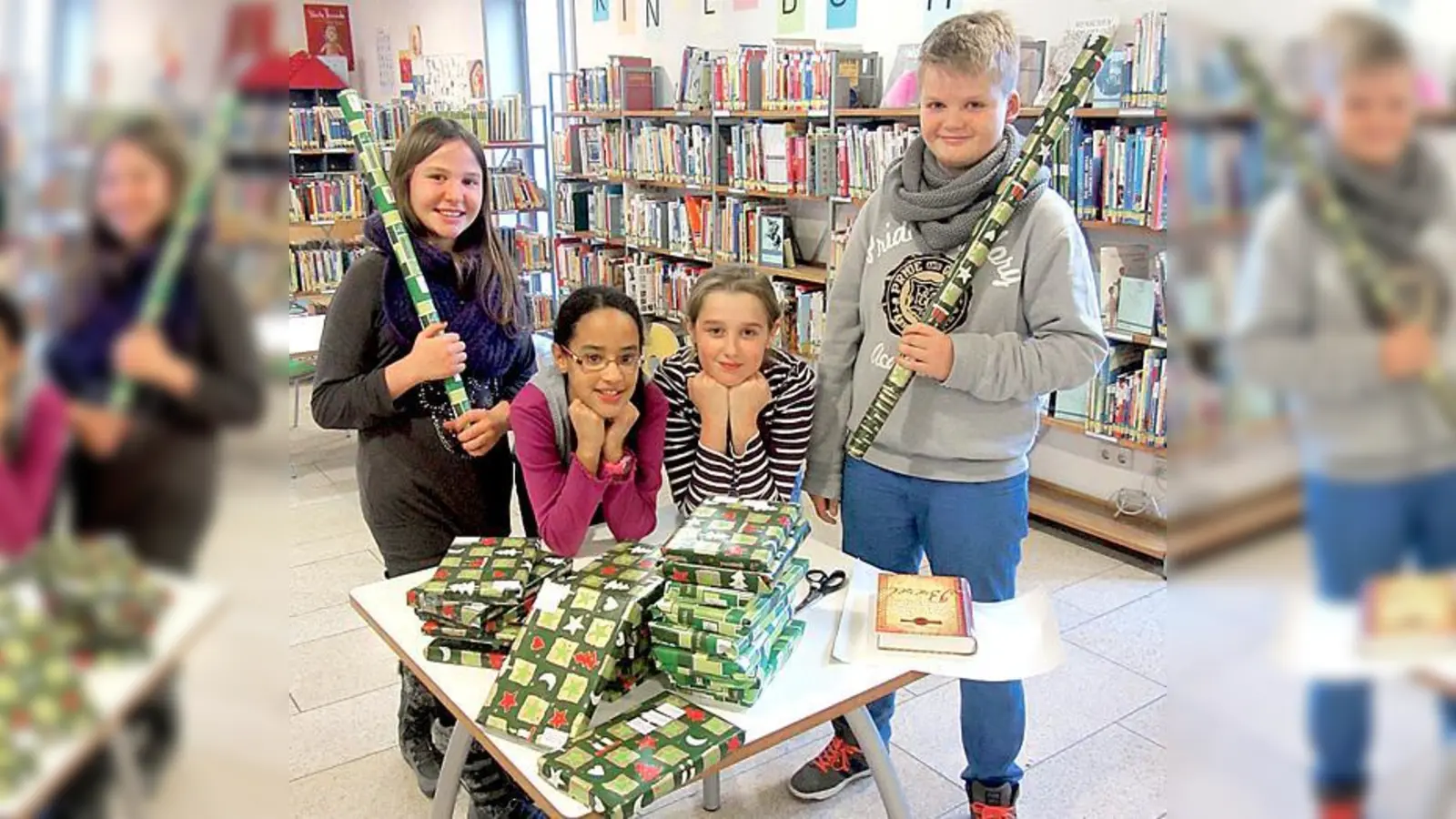 Anastasia Glaser, Mayrovi Dorville Batista, Medina Abduli und Simon Frings (von links)  alle aus der fünften Kasse der Mittelschule am Lodererplatz  haben beim Einpacken der Bücher geholfen.	 (Foto: Stadt Erding)