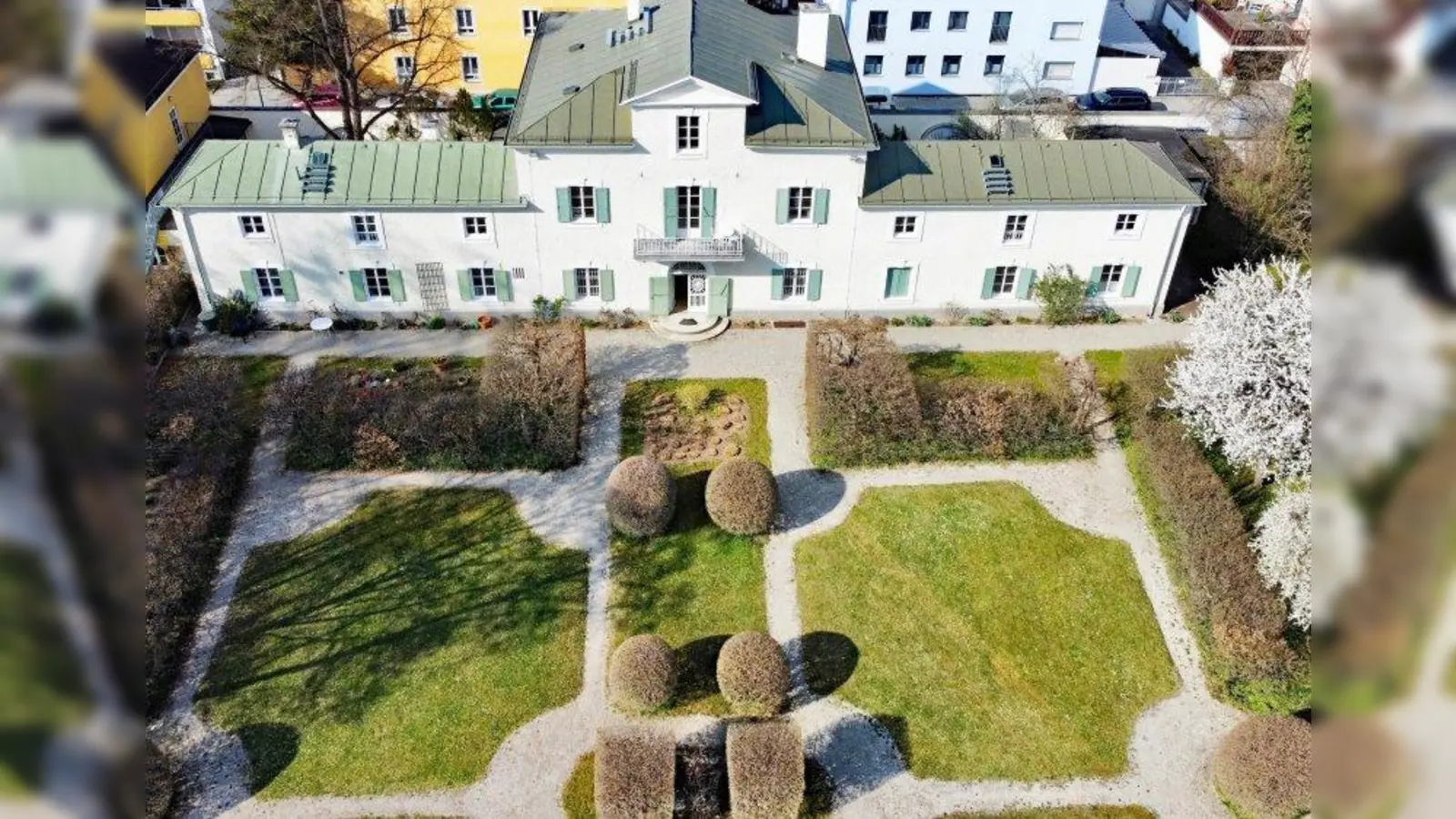 Das historische Ebenböck-Haus und die Gartenanlagen dienen als Herberge für das Archiv der Münchner Arbeiterbewegung und das Pasinger Archiv, ist Residenz für Künstler und Ort für vielfältige Kulturveranstaltungen. Nun dreht das Pasinger Archiv eine Doku über die Geschichte. Das Bild ist Teil der Filmaufnahmen. (Foto: Thomas Hasselwander/Pasinger Archiv)