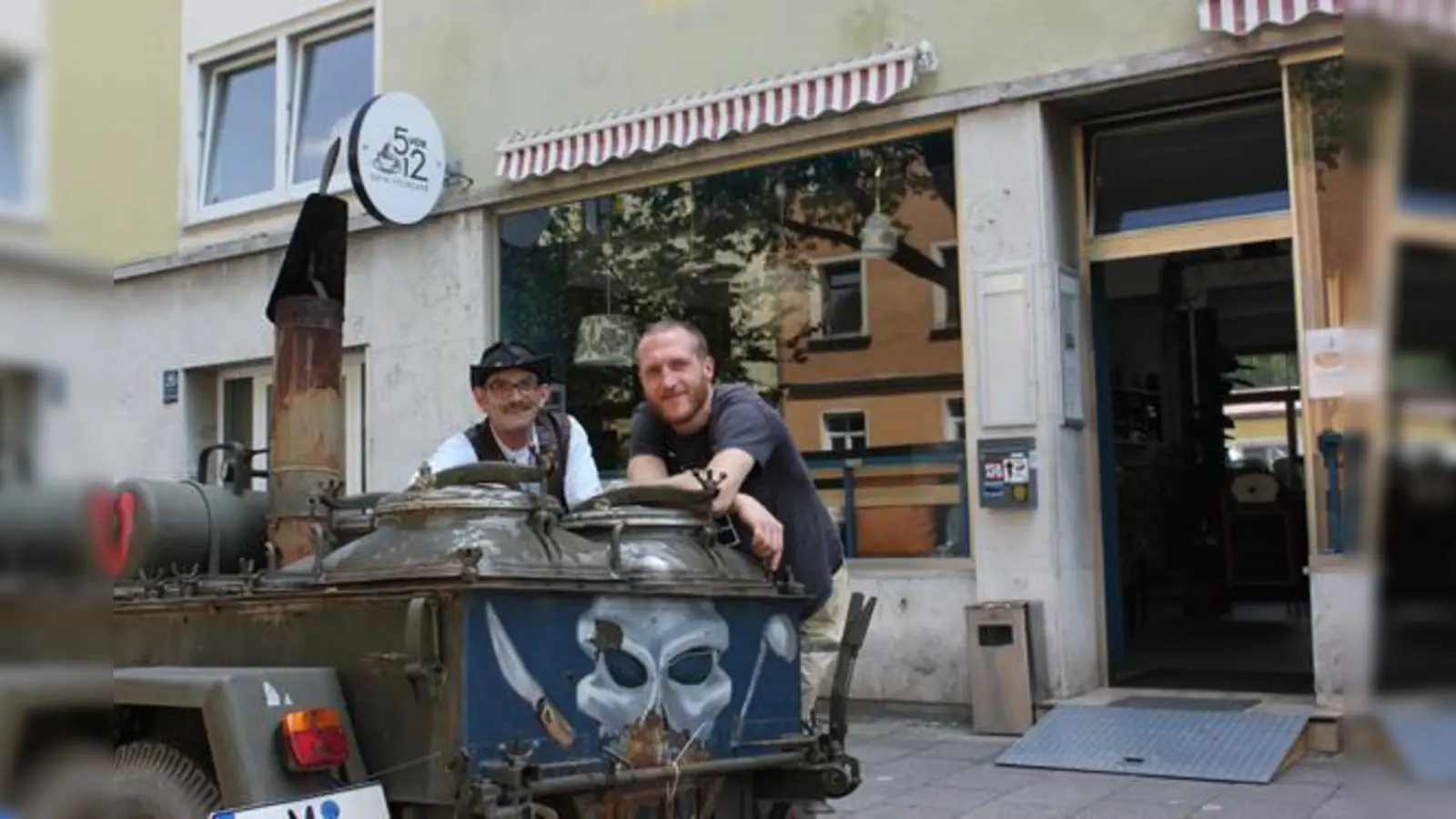 Fabian Neulinger (re.) und Rainer mit der Feldküche vor dem »5 vor 12«.	 (Foto: cr)
