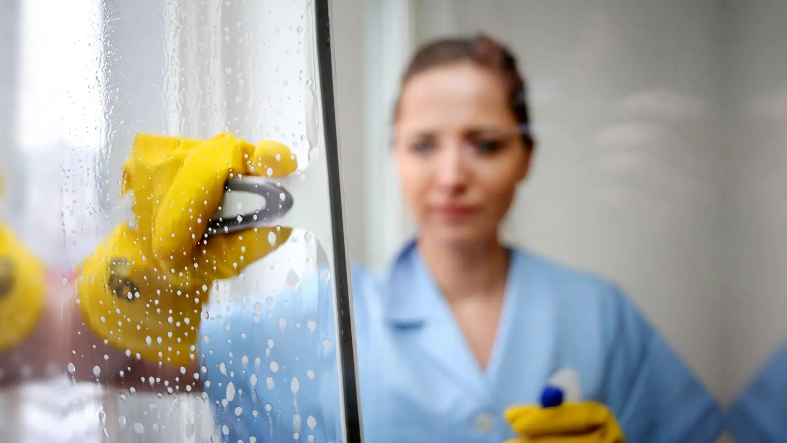 Immer mehr Menschen verlassen die Branche der Gebäudereinigung. Gründe sind die Bezahlung sowie mangelnder Respekt. (Foto: IG BAU )