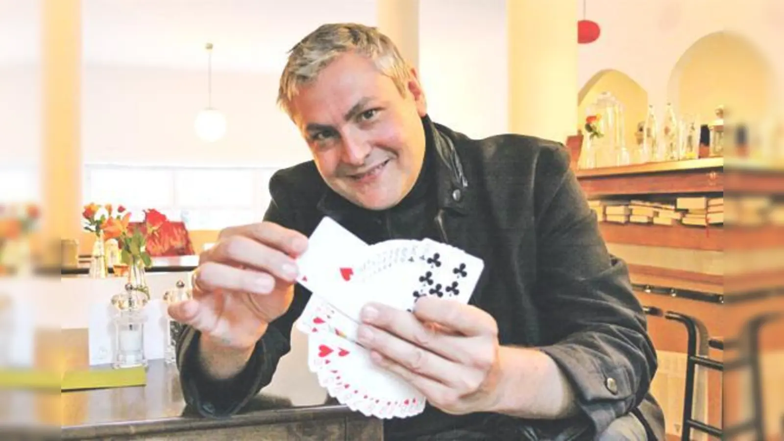 Mit seinen Tricks erweitert der Zauberkünstler Markus Layman die Realität seines Publikums.	 (Foto: Kirsten Ossoinig)