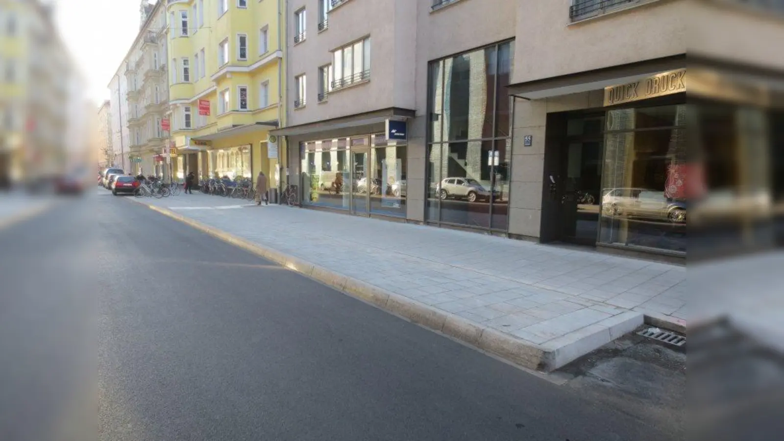 Ein 18 cm hoher, abgeschrägter Spezialbordstein ermöglicht stufenlosen Ein- und Ausstieg. (Foto: SWM/MVG)