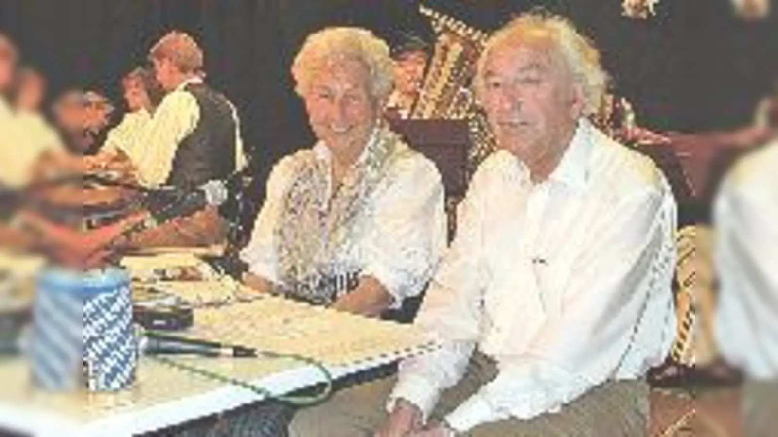 Heidi Westphal und Albert Kammerer unterhalten die Besucher mit bairischen Gedichten.	 (Foto: VA)