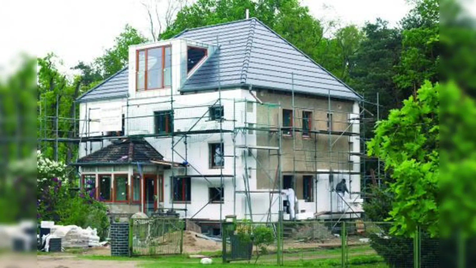 Im Schnitt 32.000 Euro stecken Erwerber einer gebrauchten Immobilie in die Modernisierung. (Foto: djd/Bauherren-Schutzbund e.V.)