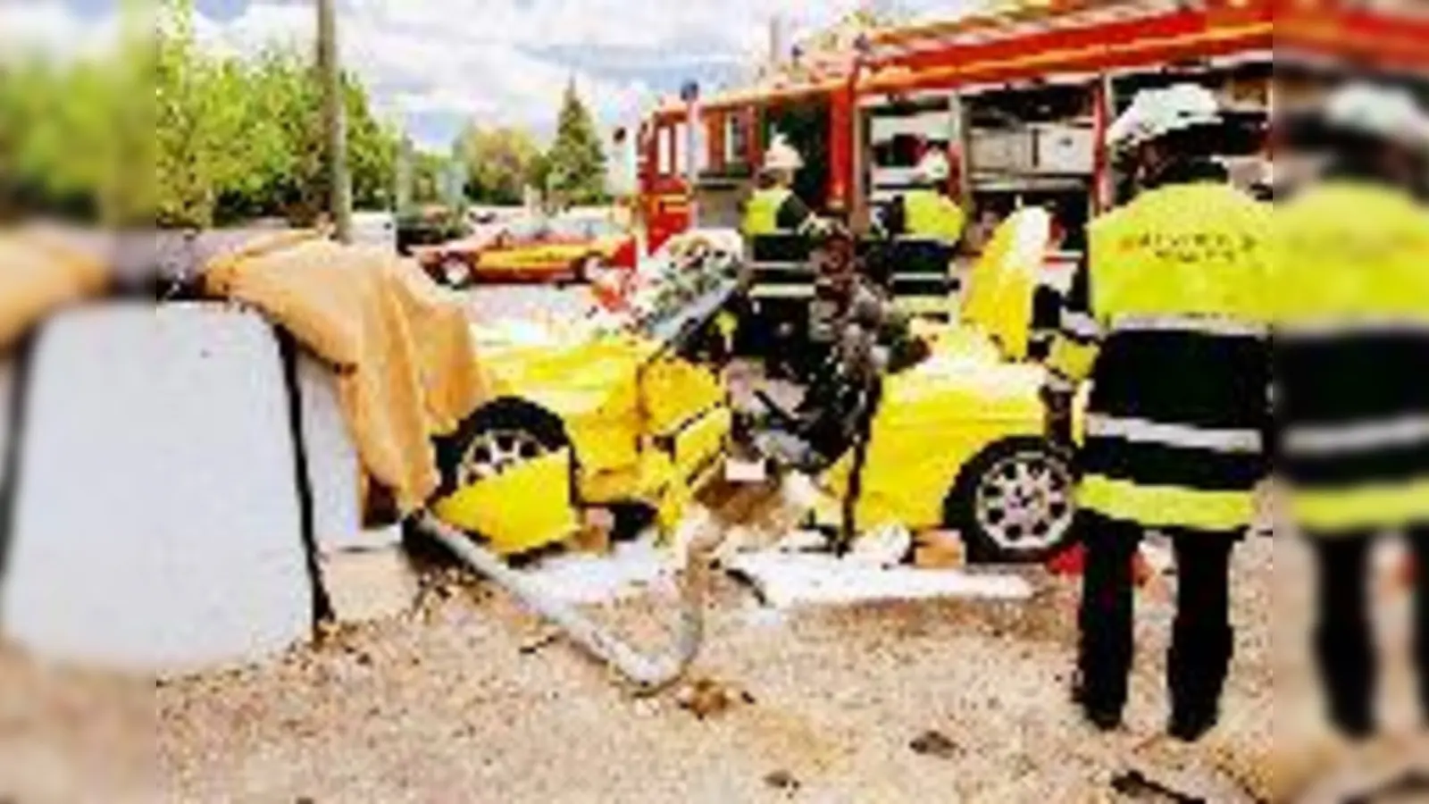 Aus diesem völlig demolierten Fahrzeug musste die Feuerwehr einen der beiden Unfallbeteiligten retten. Links der beschädigte Elektroverteilerkasten, von dem eine erhebliche Gefahr ausging.	 (Foto: Feuerwehr)