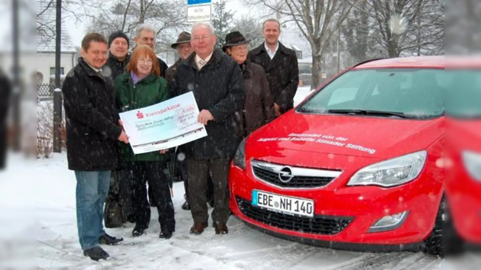 Die Nachbarschaftshilfe Grasbrunn, Vaterstetten und Zorneding freuen sich über neues Auto.	 (Foto: Privat)