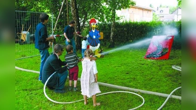 Beim Spritzspiel der Feuerwehr galt es, einen Plastikball per Wasserstrahl durch einen Parcours zu befördern. (Foto: ls)