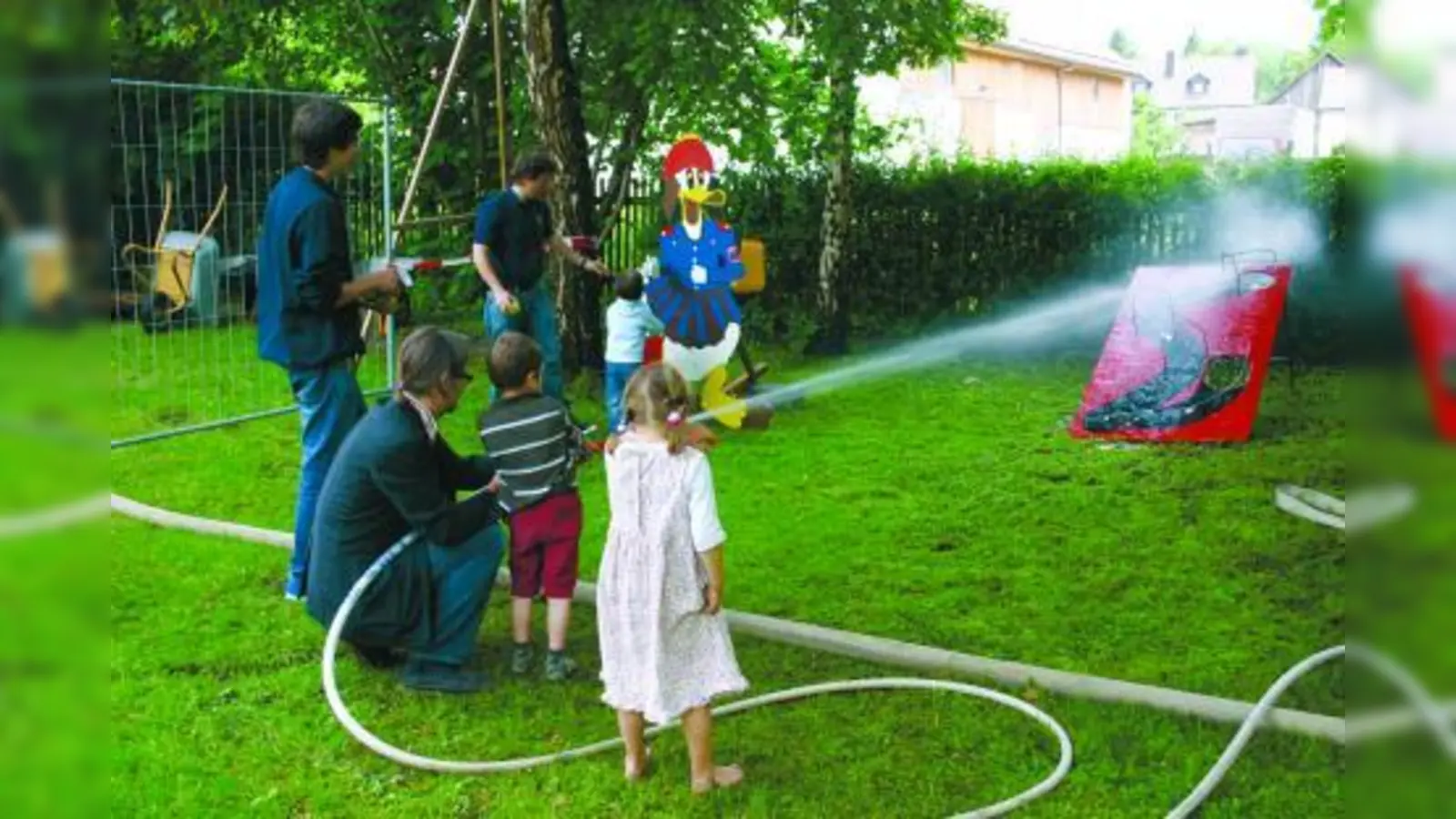 Beim Spritzspiel der Feuerwehr galt es, einen Plastikball per Wasserstrahl durch einen Parcours zu befördern. (Foto: ls)