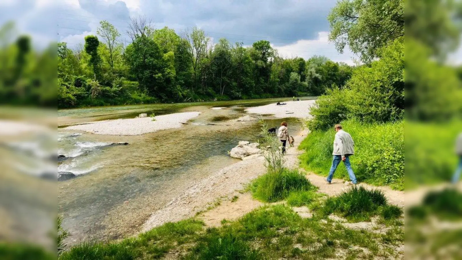 Kleiner Abstecher zur Kiesbank: Auf dieser kann man ein Stück entlanggehen. An heißen Tagen bietet das Isarwasser eine willkommene Abkühlung. (Foto: Mona Dannenberg)