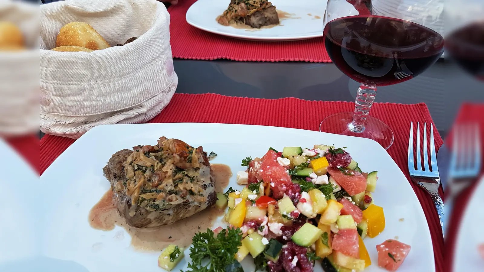 Vor allem auch in der Gastronomie werden händeringend motivierte Mitarbeiter gesucht.  (Foto: chk)