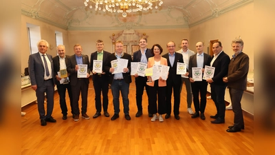 Landrat Helmut Petz (l.) und Andreas Horn (r.) mit Vertretern der Gemeinden, die mindestens 100 Prozent ihres Stromverbrauchs selbst erzeugen. (Foto: LRA Freising)