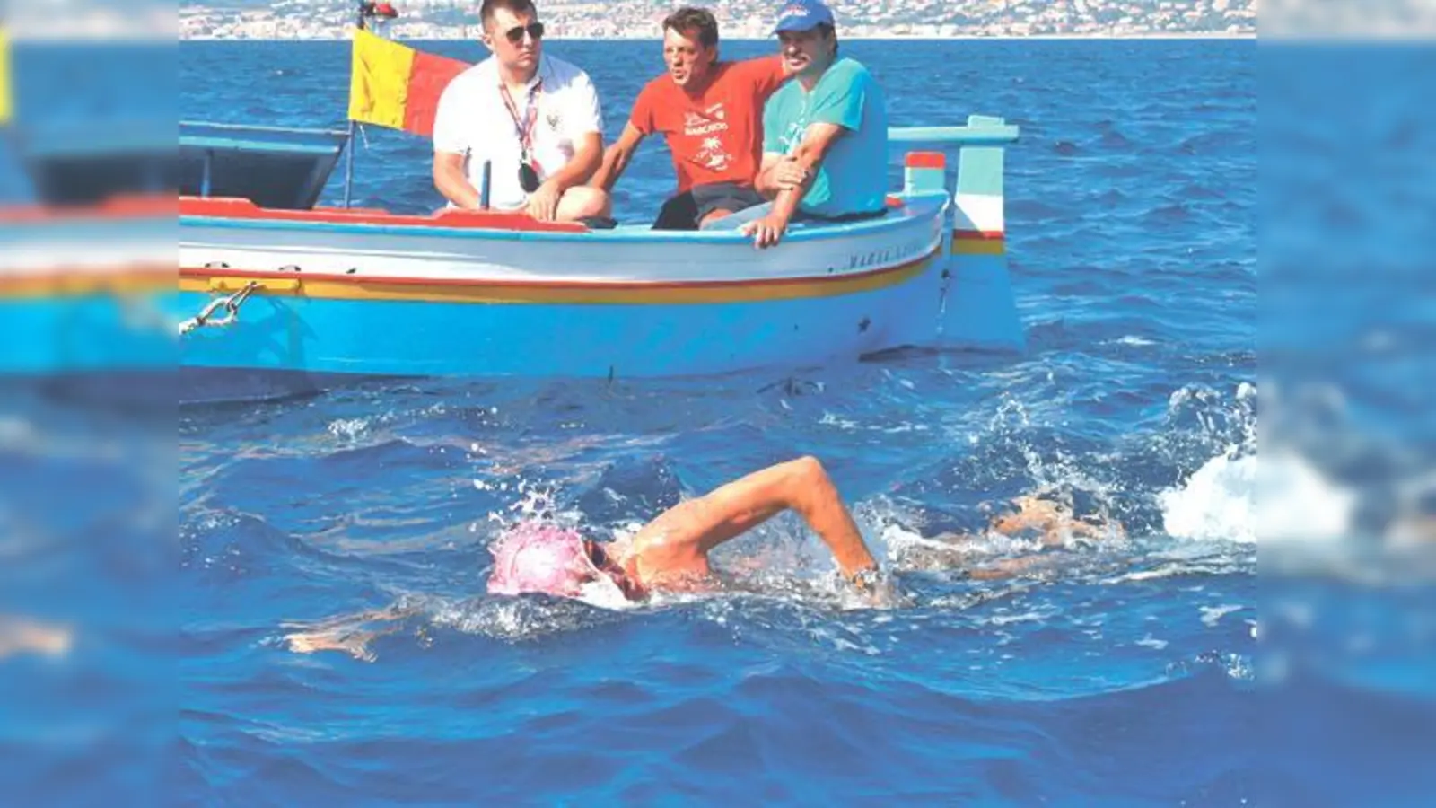 Die Begleitboote waren immer zur Sicherheit an Ulrich Vormbrocks Seite, als er sein Abenteuer »Messina-Überquerung« startete.  	 (Foto: privat)