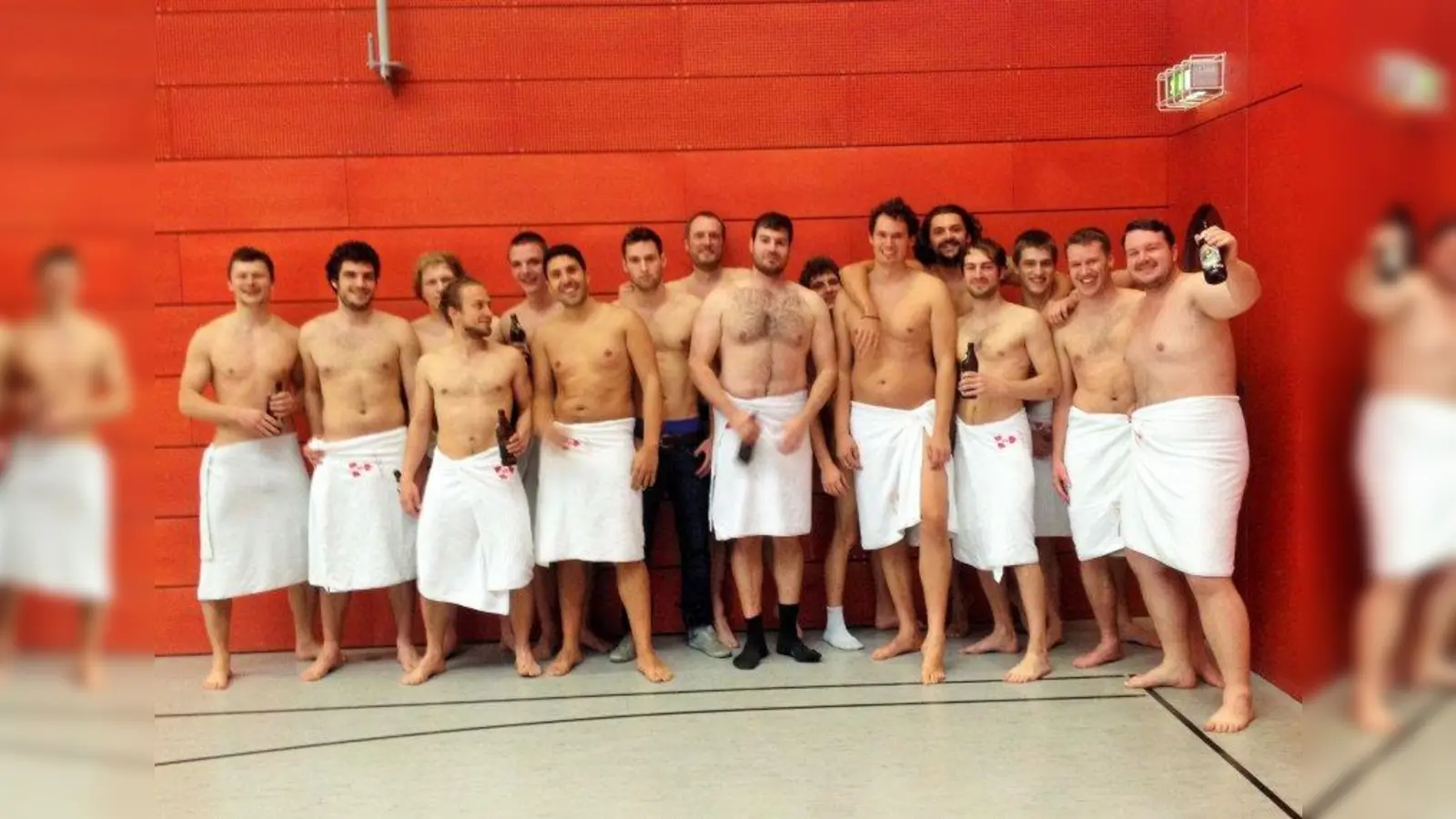 Die Herren-Mannschaft des ESV Neuaubing feiert den Aufstieg in die Bezirksliga. (Foto: pi)