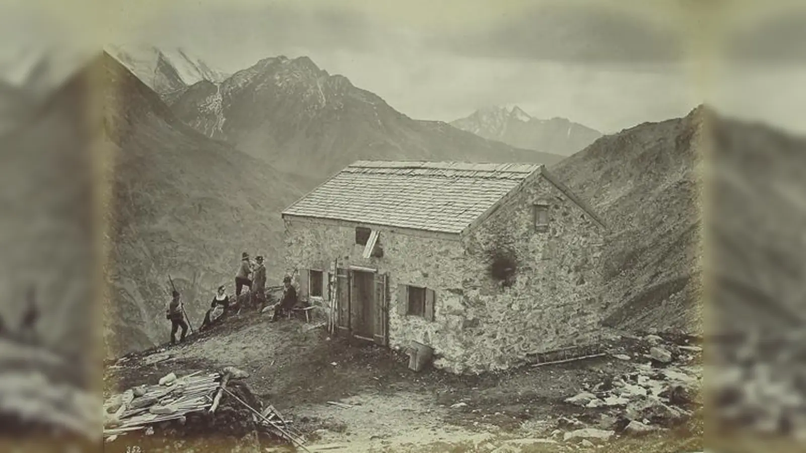 Die Ausstellung zeichnet die Entstehung der bergtouristischen Infrastruktur nach und schlägt einen Bogen von den frühen Unterkünften Anfang der 1870er Jahre zu den »Berg-Hotels« der Jahrhundertwende.	 (Foto: DAV Alpines Museum)