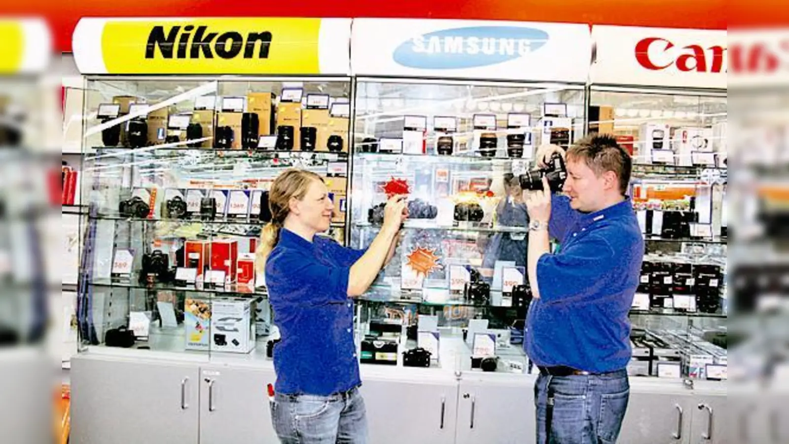 Egal, ob praktische Kompaktkamera oder moderne  (Foto: Bei Saturn gibt es viele Ausstellungs- und Einzelstücke zum Schnäppchenpreis.)