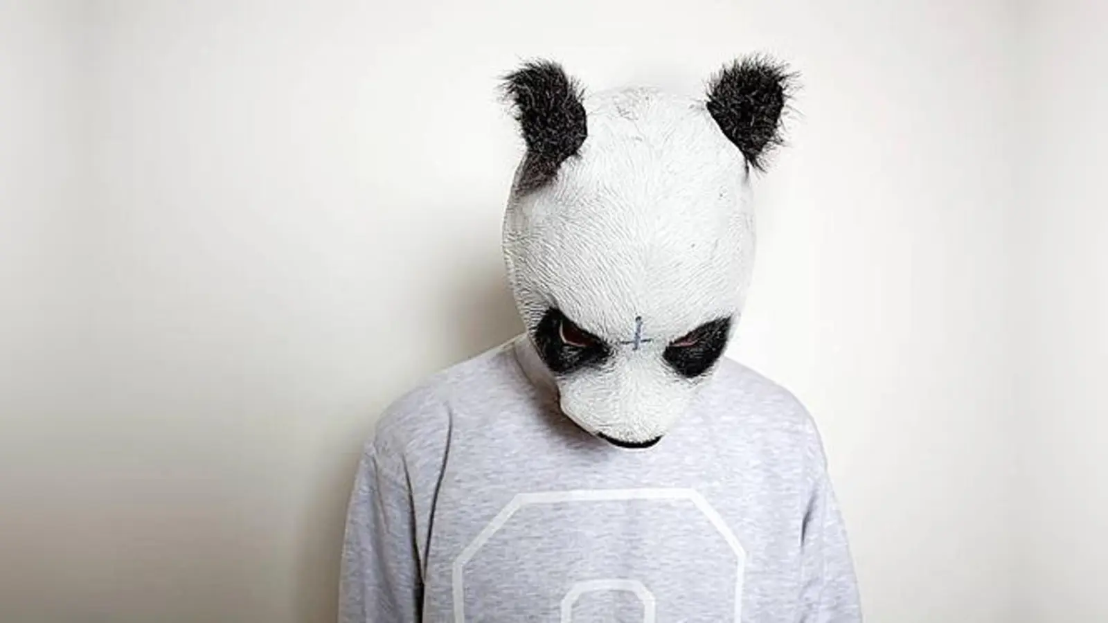 Mit seinem Sommerhit Easy derzeit der Durchstarter  und am Samstag in München: Pandarapper Cro.  (Foto: VA)