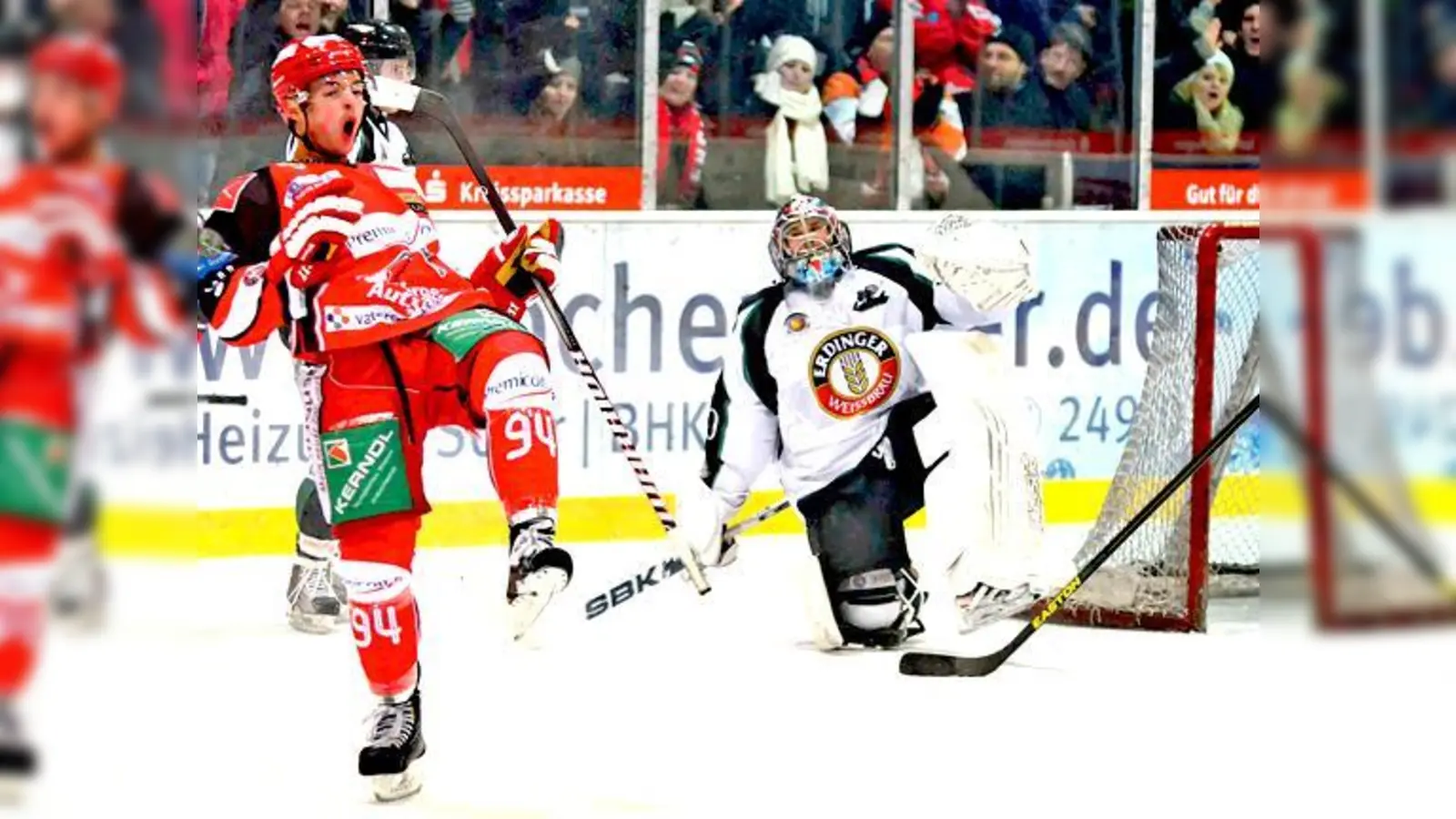 Raphael Kaefer jubelt nach seinem 4:0 (und dahinter der geschlagene Gästekeeper Patrick Ashton) beim 12:5-Kantersieg der Klosterseer im Derby über die Erding Gladiators.	 (Foto: smg/Nicky Alexander)