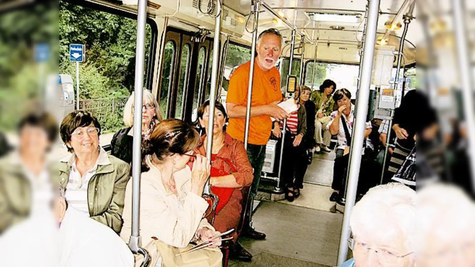 Roland Krack, Lokalpolitiker und Vorsitzender des Vereins NordOstKultur, hat seine Rolle als Reiseführer bei der »Cooltour«-Busfahrt durch Bogenhausen im Juli genossen. Er bedauert die Entscheidung gegen den Termin 2013.	 (Foto: privat)