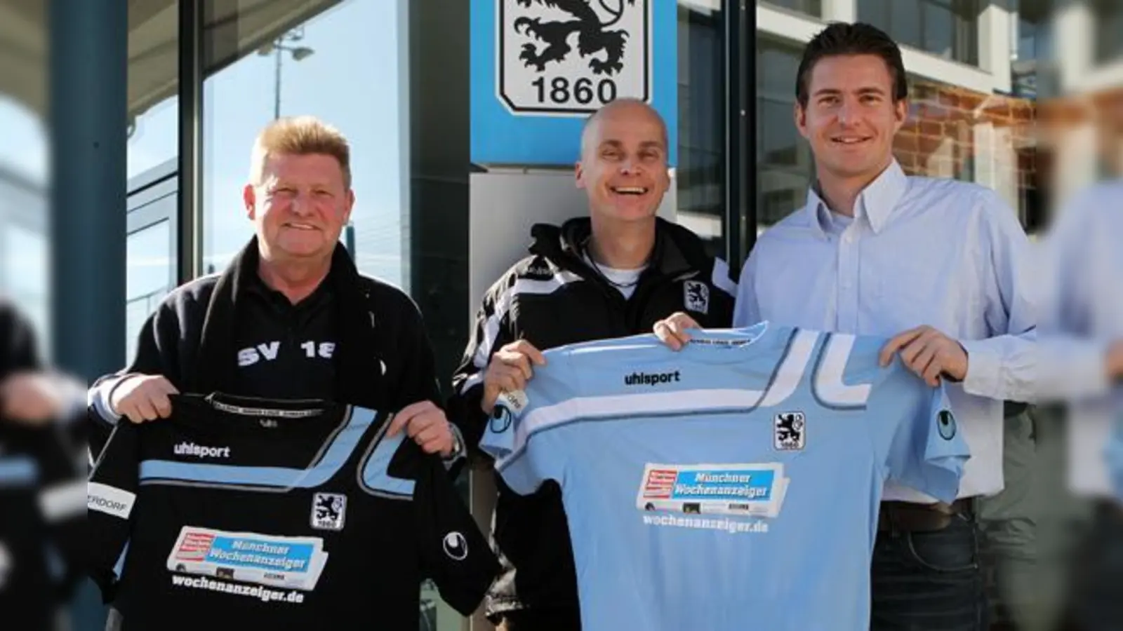Von links: Team-Manager Arnold Geißler, Fußballabteilungsleiter Robert Reisinger und Sebastian ­Weber (Münchner Wochenanzeiger).   (Foto: A. Wild)