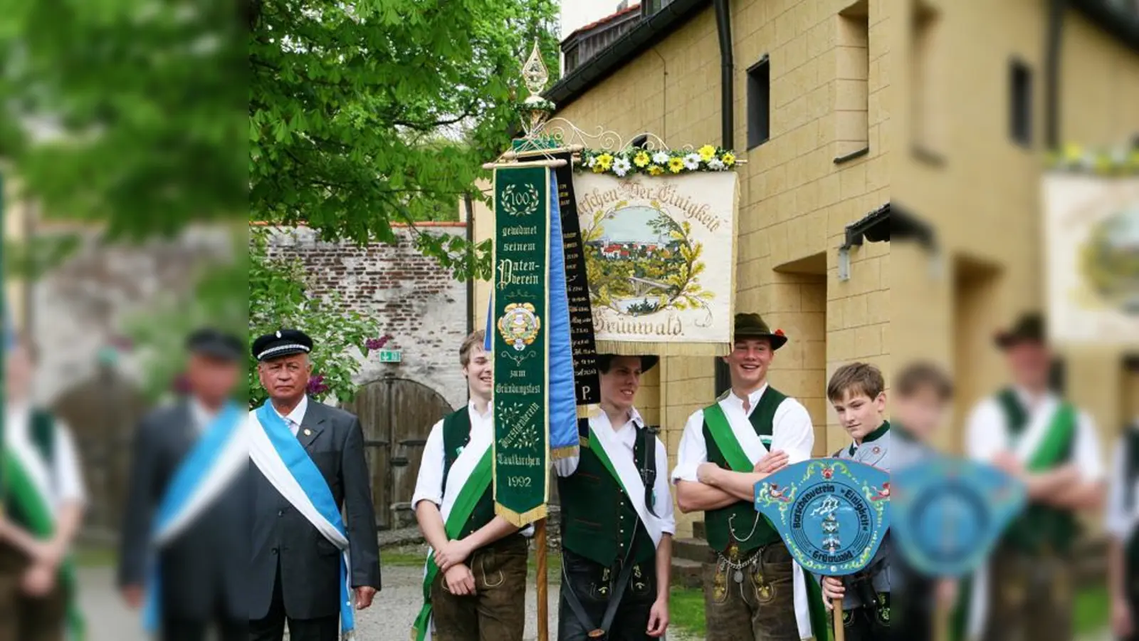 Stolz wehte die Fahne des Grünwalder Burschenvereins zur Jubiläumsfeier.  (Foto: hol)