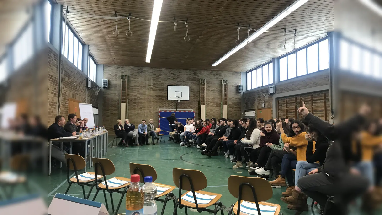 Bürgermeister Ullrich Sander und sein Team führten einen angeregten und spannenden Dialog mit den Schülern der Taufkirchner Mittelschule. Jede Menge Wünsche hatten sie im Gepäck. (Foto: hw)