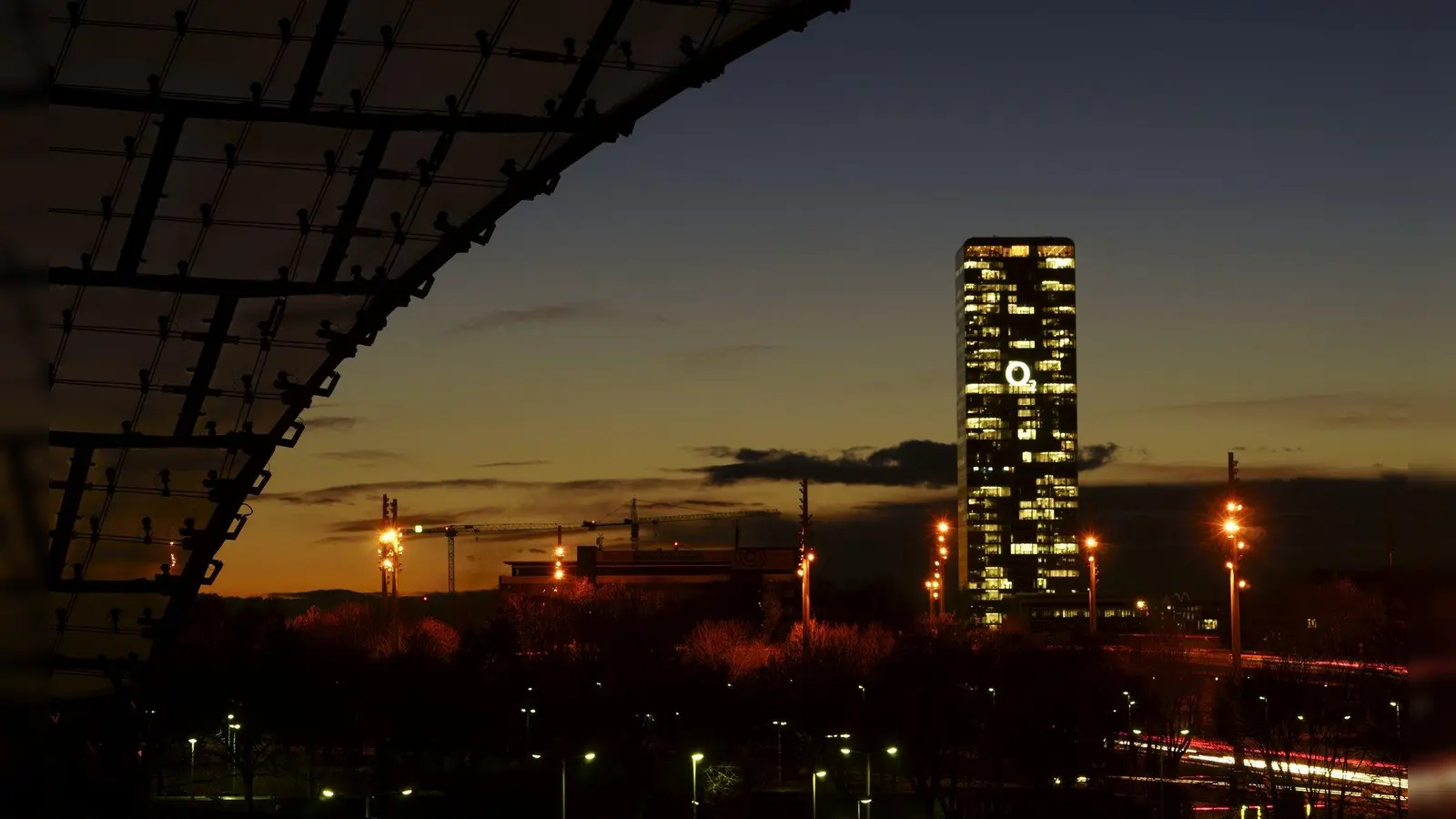 Das Erkennungsfoto der Jubiläumsausstellung: Der O2-Tower wird vom Zeltdach des Oympiastadions gerahmt sowie von den Farben des Sonnenuntergangs. (Foto: Jörn Plagmann)