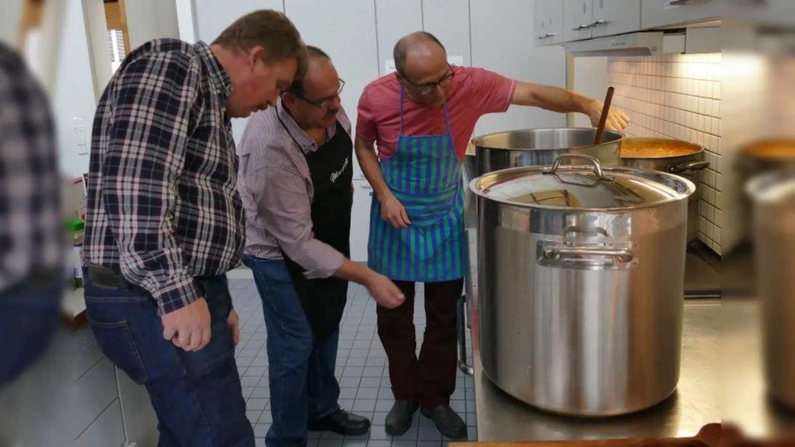 Männer an den Herd: Die Männergruppe des Pfarrverbands kocht auch dieses Jahr eine herzhafte Suppe. (Foto: ds)