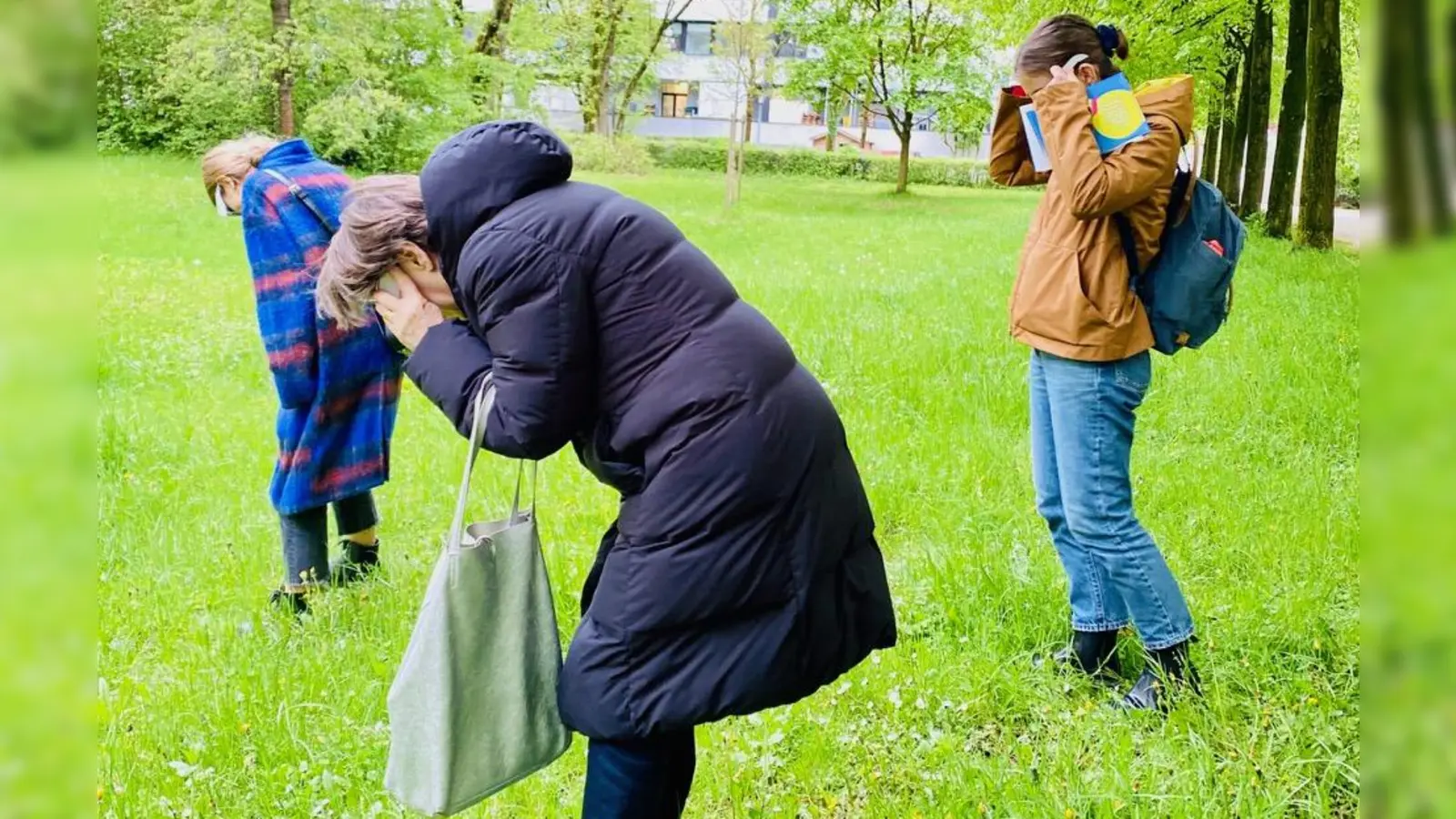 Auch in der Ausstellung zu sehen: Impressionen vom Partizipativen Artenparcours, der im Rahmen der Stadtspaziergänge Neuperlach durchgeführt wurde. Hier die „Aktion Biene”.  (Foto: UnDesignUnit, Foto: Kathrin Schäfer)