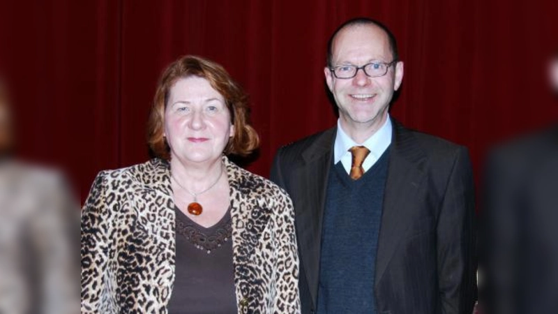 Bei den Wahlen im Freie-Wähler-Bezirk Oberbayern wurden Eva Gottstein als Bezirksvorsitzende und Florian Ernstberger als Bezirksjustiziar wieder in den Bezirksvorstand gewählt. (Foto: pi)