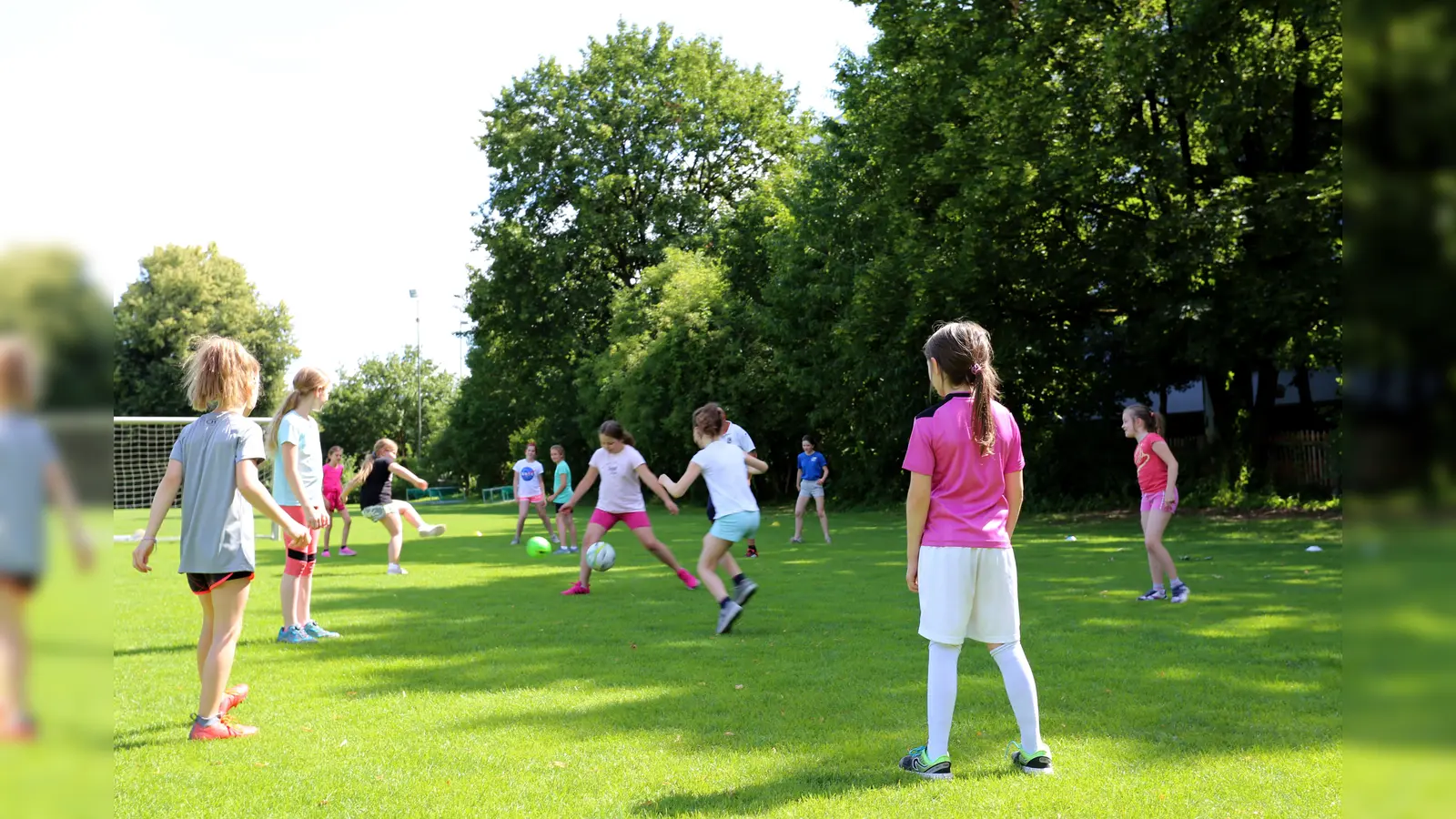 Das Projekt "Mädchen an den Ball" macht am 10. August Station auf der Sportanlage Untergiesing. Die Kosten trägt der Bezirksausschuss 18. (Foto: BIKU e.V.)