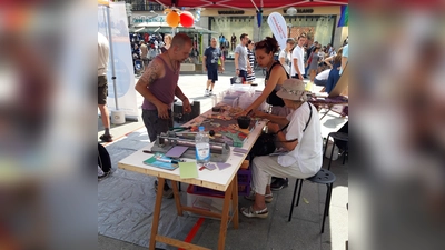 Beim Münchner Selbsthilfetag am Marienplatz fertigten die Besucher die zweite Mosaikplatte für die Bankzwischenräume am Hans-Mielich-Platz. (Foto: BI Mehr Platz zum Leben)