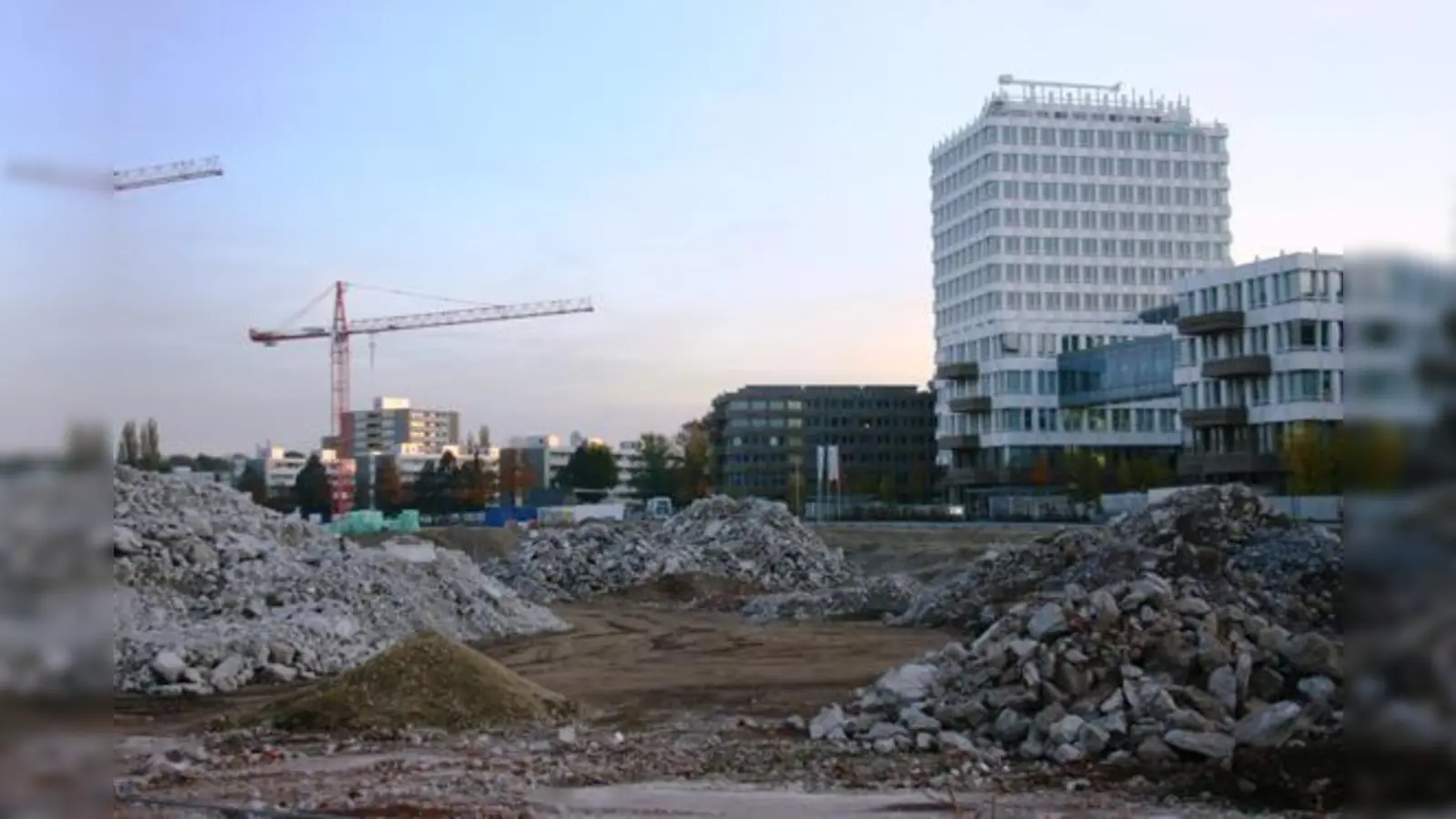 Die Gewerbefront als Puffer für die dahinter liegenden Struktureinheiten für Wohnen, Grün und Versorgung ist bereits fertiggestellt. 	 (Foto: HH)