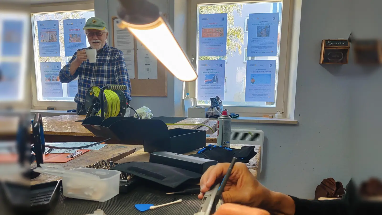Die Wartezeit vor der Reparatur versüßen kann man sich mit einer Tasse Kaffee. (Foto: Pelkovenschlössl)