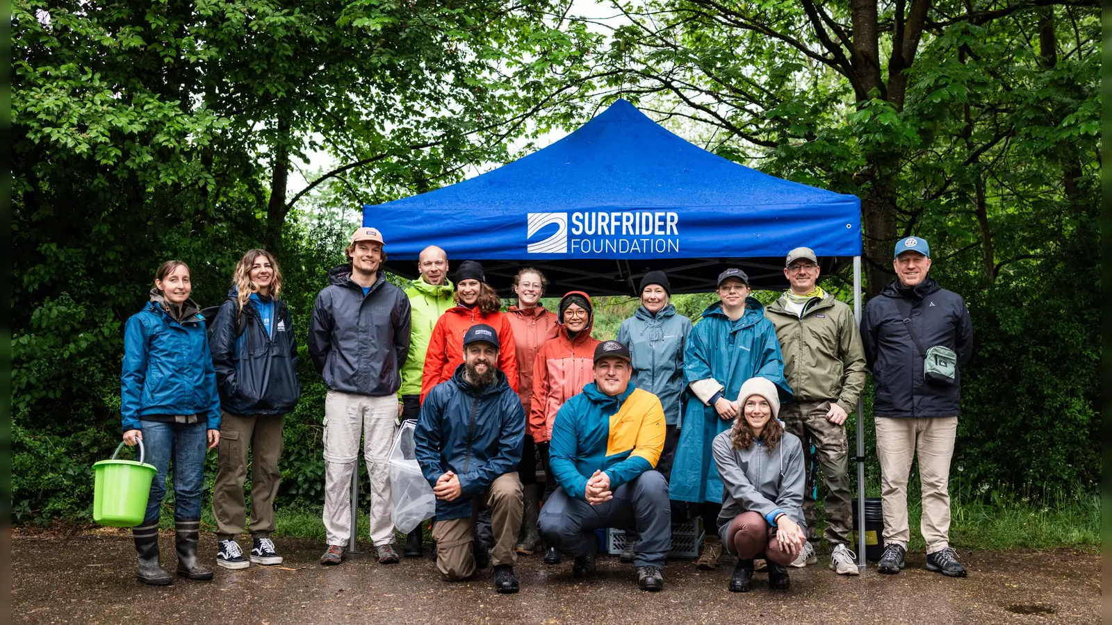 Nass, aber zufrieden: Ein Team aus Freiwilligen untersuchte die Wasserqualität des Einserteilgrabens – trotz Dauerregens.  (Foto: © Tommy Rentschel, Surfrider Foundation München)
