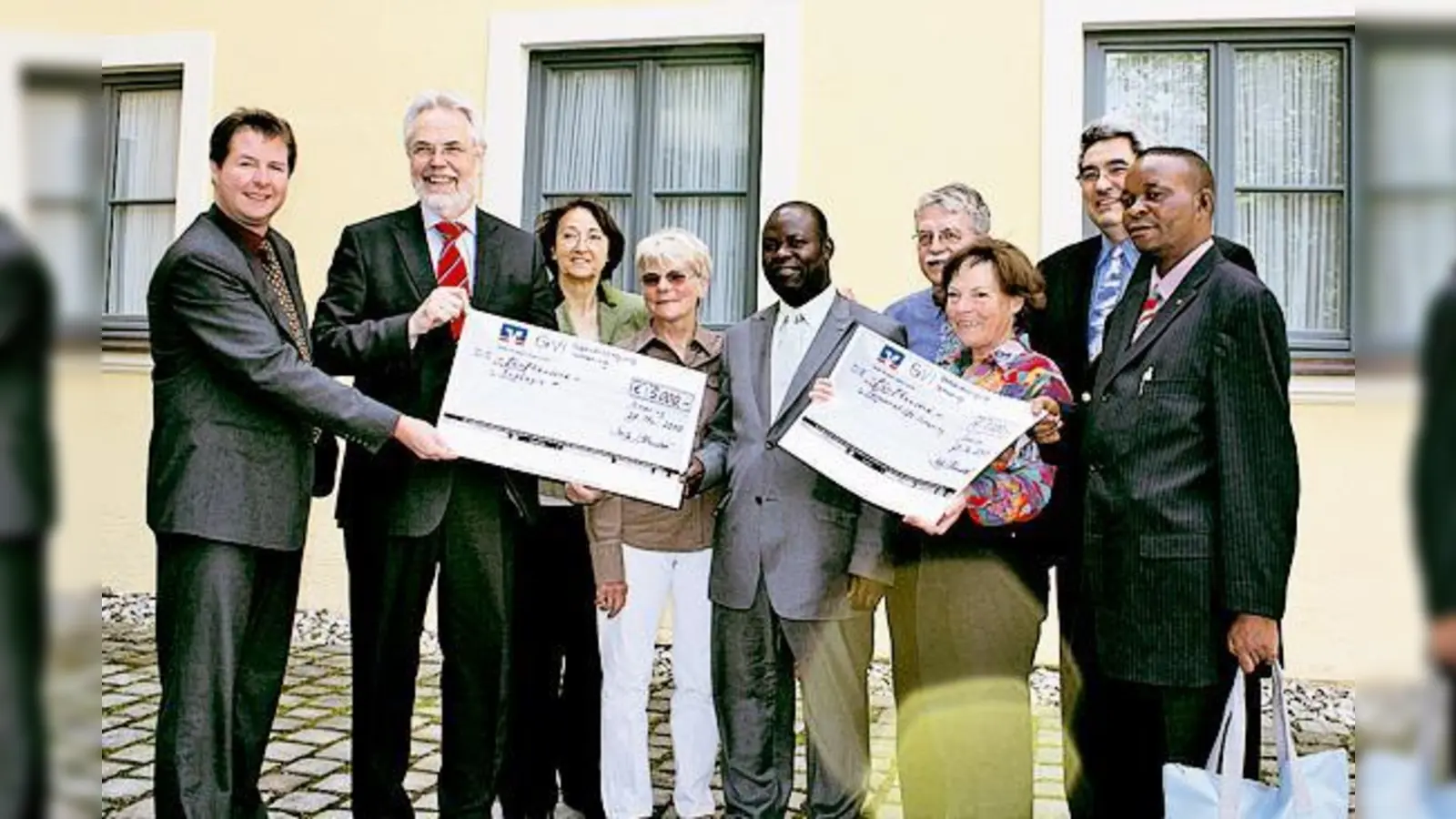 Bürgermeister Michael Sedlmair (2. v. l.) freut sich, Dietlinde Majewski und Friedemann Wurm (2. u. 3. v. r.) den Scheck übergeben zu dürfen.	 (Foto: Privat)