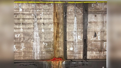 „Under Construction I” von Nikolaus Rauch: Pigmentdruck, überarbeitet mit Acryl, Tinte und Kohlestift. (Foto: Nikolaus Rauch)