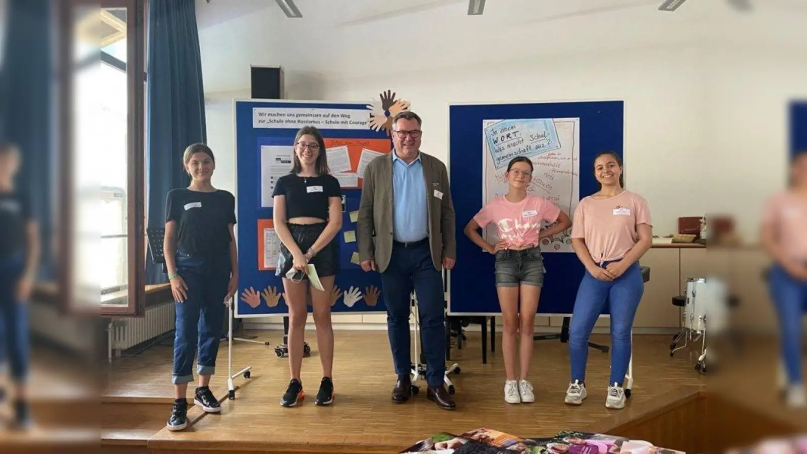 Vor Ort: Josef Schmid traf sich in der Carl-Spitzweg-Realschule mit den Initiatorinnen des Projekts „Schule ohne Rassismus – Schule mit Courage“. (Foto: © Josef Schmid)