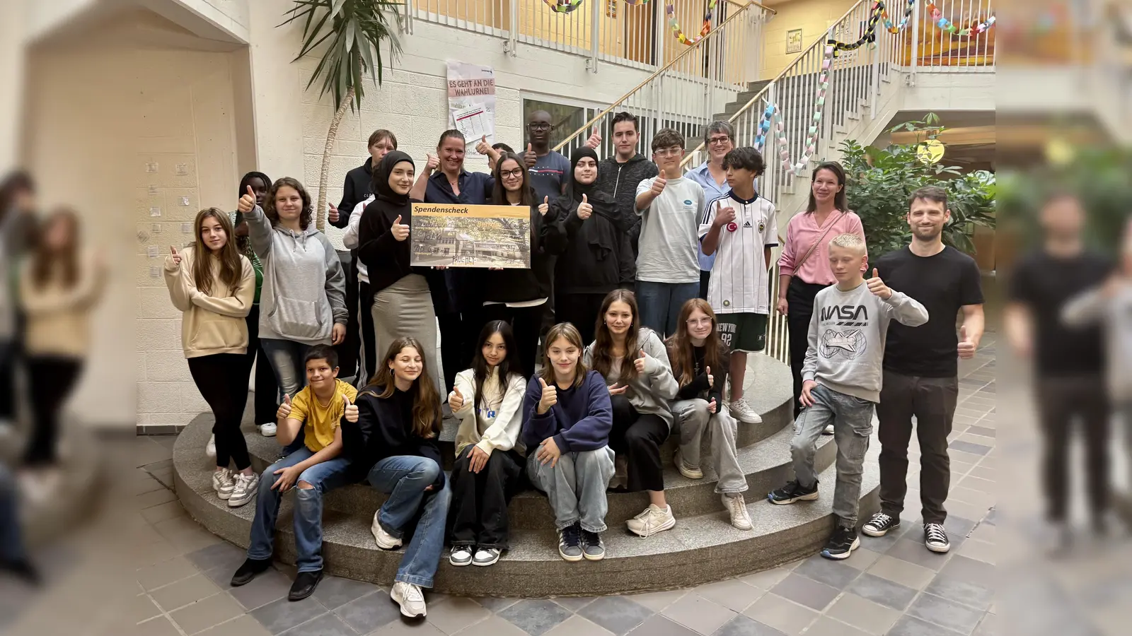 Die Verbindungslehrer Andreas Krebs und Daniela Drittenpreis (v.r.), Schulleiterin Birgit Hector (5.v.r.) und die SMV der Mittelschule Gauting übergaben ihren Spendenscheck in Höhe von 3.000 Euro an das JoMa Projekt, vertreten durch Lilian Sailer (stehend 6.v.l.). (Foto: Ulrike Seiffert)