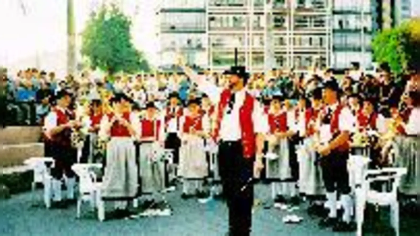 Über 50 Bayern in Dachauer Tracht mitten in Peru: Die Blasmusik Aschheim begeisterte 2002 auch die Zuhörer in Miraflores, einem Stadtteil von Lima, der Hauptstadt des Andenstaates.	 (Foto: Verein)